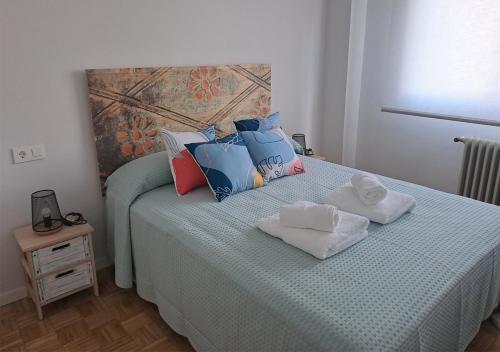 萨莫拉Peña de Francia的一间卧室配有带毛巾的床