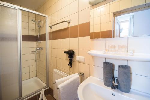 弗拉绍布里姆公寓的带淋浴、盥洗盆和浴缸的浴室