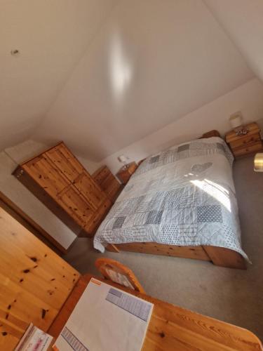 FockbekFewo "Lütt Stuv"的阁楼上的卧室配有一张大床