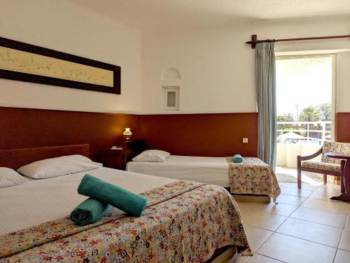 阿默达拉-伊拉克利翁阿波罗尼亚海滩度假酒店及Spa的酒店客房设有两张床和窗户。