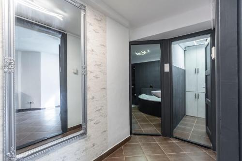 布达佩斯Deluxe Quentin Apartment next to the Heroes Square的一间带大镜子和卫生间的浴室