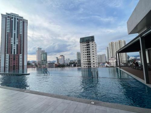 吉隆坡Chambers luxury suites KLCC的一座位于城市中心,拥有建筑物的游泳池