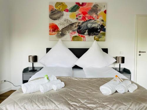 奥斯纳布吕克Der Vitihof Schanzenblick Suite的一间卧室配有带毛巾的床