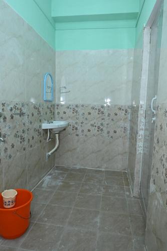 布莱尔港ROYAL SEAVIEW RESIDENCY的带淋浴、盥洗盆和浴缸的浴室