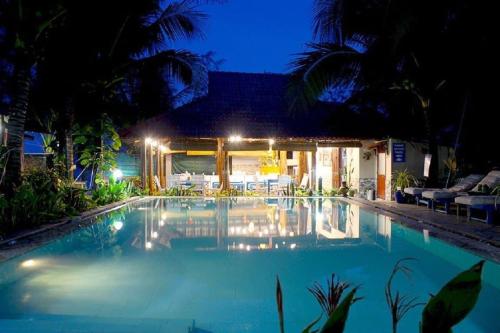 潘切卡萨海滩度假酒店的度假村的游泳池