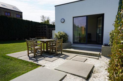 Fosses-La-VilleGîte de la Côte Dor : logement zen à la campagne的庭院里配有桌椅