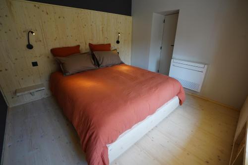 Fosses-La-VilleGîte de la Côte Dor : logement zen à la campagne的一间卧室,卧室内配有一张大床