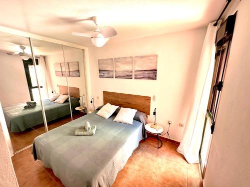 萨阿拉德洛斯阿图内斯Marina Zahara的一间卧室配有一张床和一面大镜子