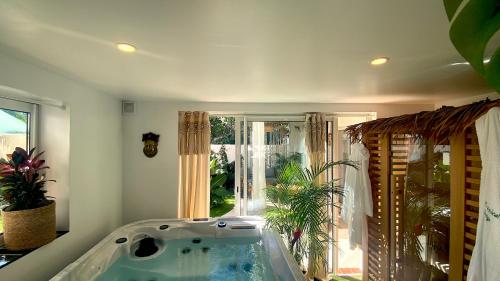 纳博讷Tropical Lodge SPA Narbonne的带浴缸的大窗户