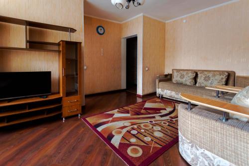 彼得罗巴甫洛夫斯克Толедо的带沙发和平面电视的客厅