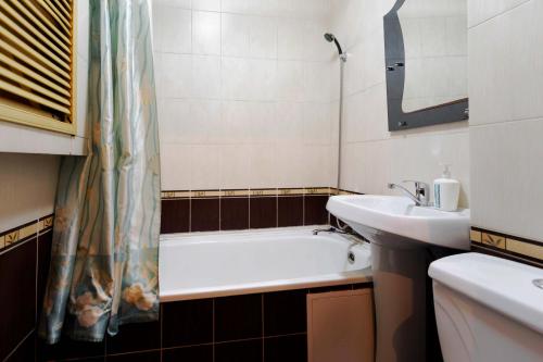 彼得罗巴甫洛夫斯克Толедо的浴室配有盥洗盆和浴缸。
