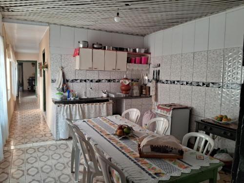 戈亚斯Casa por temporada的一间厨房,里面配有桌椅