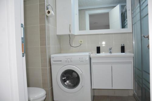 吉拉克Hera Rezidans的小型浴室设有洗衣机和水槽。