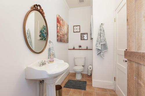 巴吞鲁日Redstick Cottage的一间带水槽和卫生间的浴室