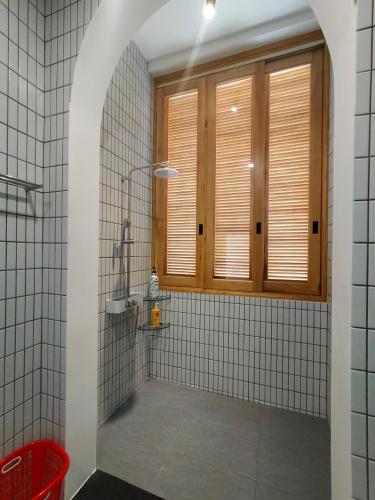 Ấp Bình HưngVillage Mai 41的带淋浴的浴室和窗户