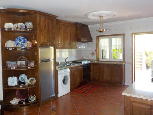 Rio CaldoCasa de S Bento的带冰箱和洗碗机的厨房