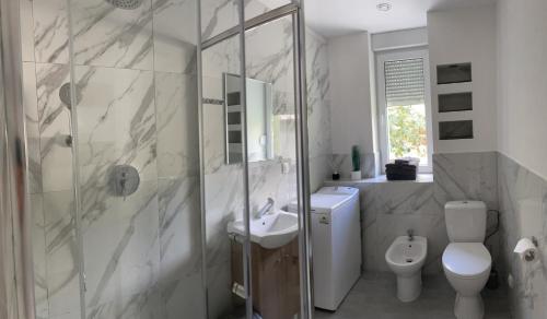 比得哥什Apartamenty Konopnicka的浴室配有卫生间、盥洗盆和淋浴。