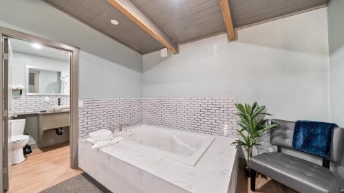 南太浩湖Blue Jay Lodge的白色的浴室设有浴缸和水槽。