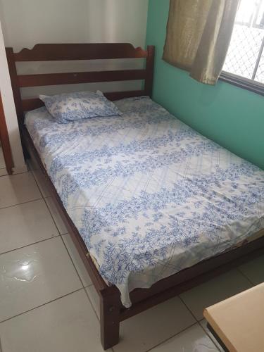 贝伦Quarto com cama de casal na Batista Campos的一张带蓝色和白色棉被的小床