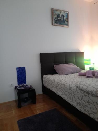 皮罗特Apartman Mančić的一间卧室配有一张床和一张边桌