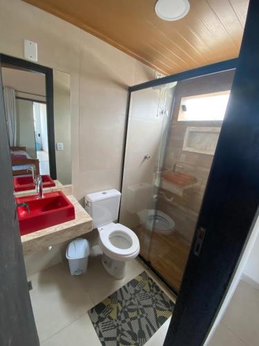 安格拉杜斯雷斯Residencial Aquidabã的一间带红色盥洗盆和卫生间的浴室