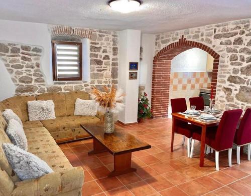 波雷奇Holiday Houses Luan的客厅配有沙发和桌子
