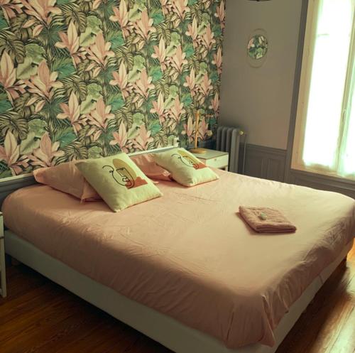 BourthGite 4 étoiles - Au p'tit bonheur Normand的卧室内的一张带两个枕头的床