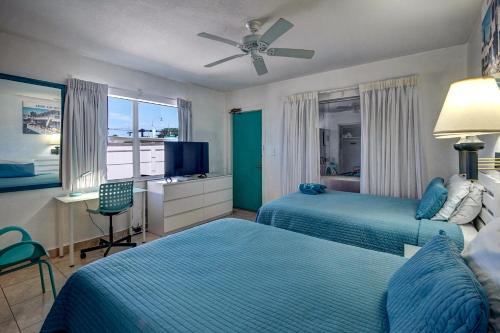 劳德代尔堡海之地平线旅馆的一间卧室设有两张床、一张桌子和一个窗口。