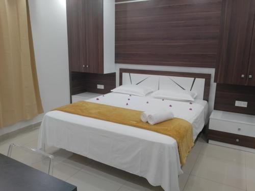 MtsamboroLe Lointain的卧室配有一张带白色床单和枕头的大床。