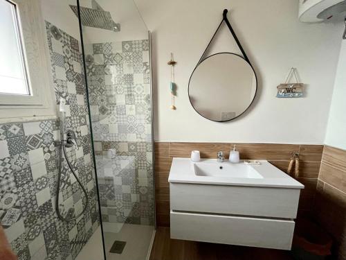 蒙泰亚尔真塔廖Panorama mozzafiato Argentario - Cala Piccola的一间带水槽和镜子的浴室