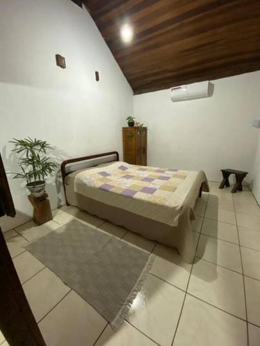 帕拉蒂Casa Beira Mar, Paraty-RJ的卧室配有一张床