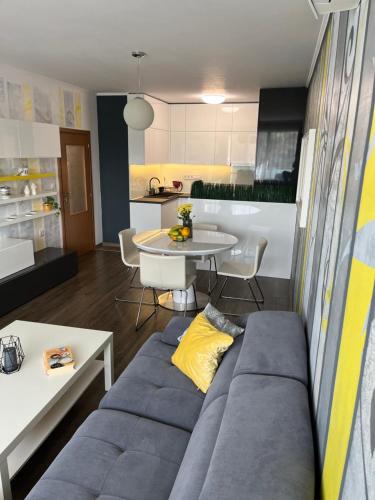 大特尔诺沃Apartment Marvi with Private parking place的客厅配有沙发和桌子