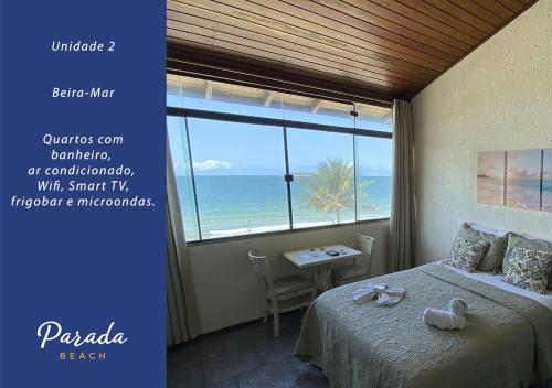 弗洛里亚诺波利斯Parada Beach Beira-Mar e Aptos 70m do Mar的一间卧室配有一张床,享有海景