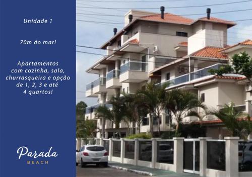 弗洛里亚诺波利斯Parada Beach Beira-Mar e Aptos 70m do Mar的停在大楼前的白色汽车