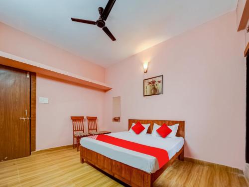 博帕尔Hotel Crown Square的一间卧室配有一张床和吊扇