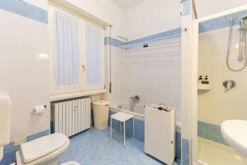 布雷西亚Holiday Apartment - Brescia centro - PARCHEGGIO PRIVATO的浴室配有卫生间、盥洗盆和浴缸。