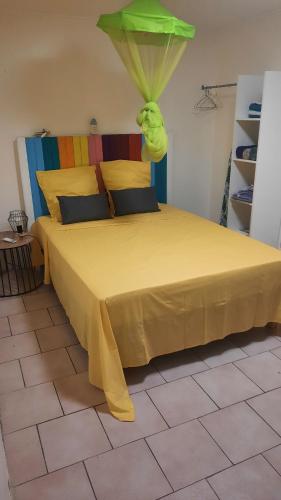Ducosvilla do brazil的一间卧室配有一张黄色床罩的床