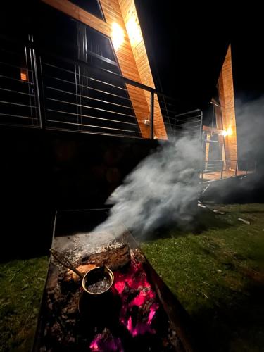TbaCollodi Cottages的夜晚在院子里放烟火