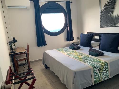 帕皮提Kaili Ocean view luxury 2BR AC throughout Fiber Wifi & Pool的一间卧室设有一张大床和窗户