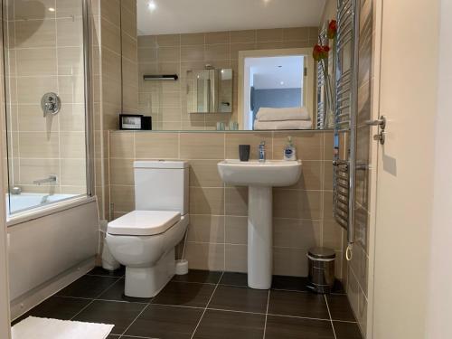曼彻斯特2 Bedroom Apartment - Close to Piccadilly Train Station / Edge of the Northern Quarter的浴室配有卫生间、盥洗盆和浴缸。