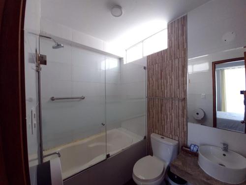 帕拉卡斯Hotel Golf Paracas的浴室配有卫生间、浴缸和水槽。