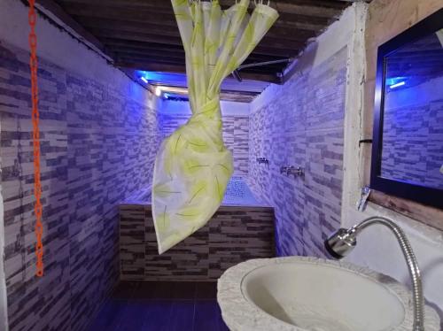 帕斯托Cabaña de camping Villa Ernestina的浴室配有盥洗盆和浴缸。