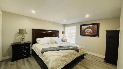 桑迪Newly remodeled home near 4 world-class ski resorts的一间卧室设有一张大床和一个窗户。