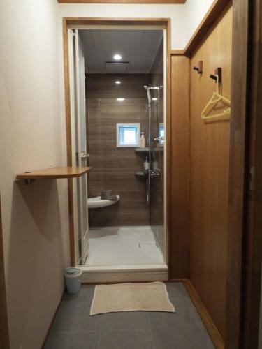 白马村瓦塔博时旅馆的带淋浴、卫生间和盥洗盆的浴室