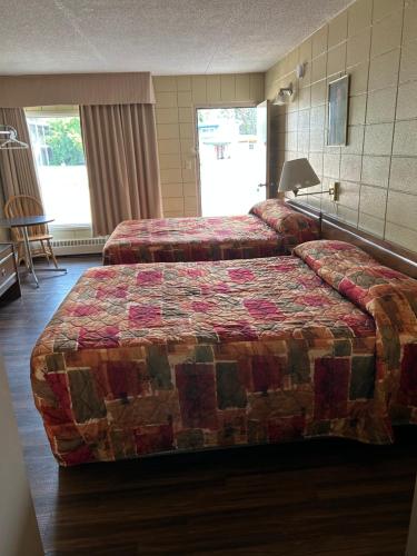 劳埃德明斯特古德奈特汽车旅馆的一间酒店客房,客房内配有一张床