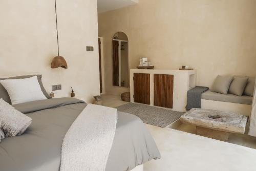 吉利特拉旺安Cahaya Villas - Luxury Villa With Private Pool的白色卧室配有床和沙发