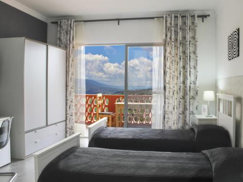 基加利5瑞士酒店的一间卧室设有两张床和大窗户