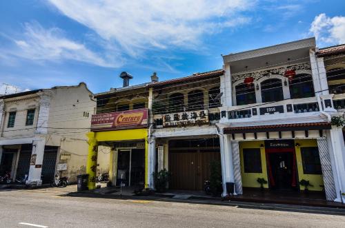 马六甲马六甲埃格顿别墅的城市街道上的一排建筑物