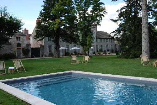 吉弗里Côté Park的一座房子的院子内的游泳池