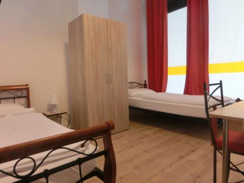 汉堡Pension Stadtpark的一间卧室设有两张床和木制橱柜